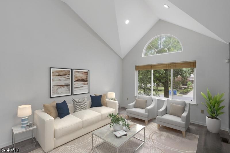 GRAND LIVING ROOM