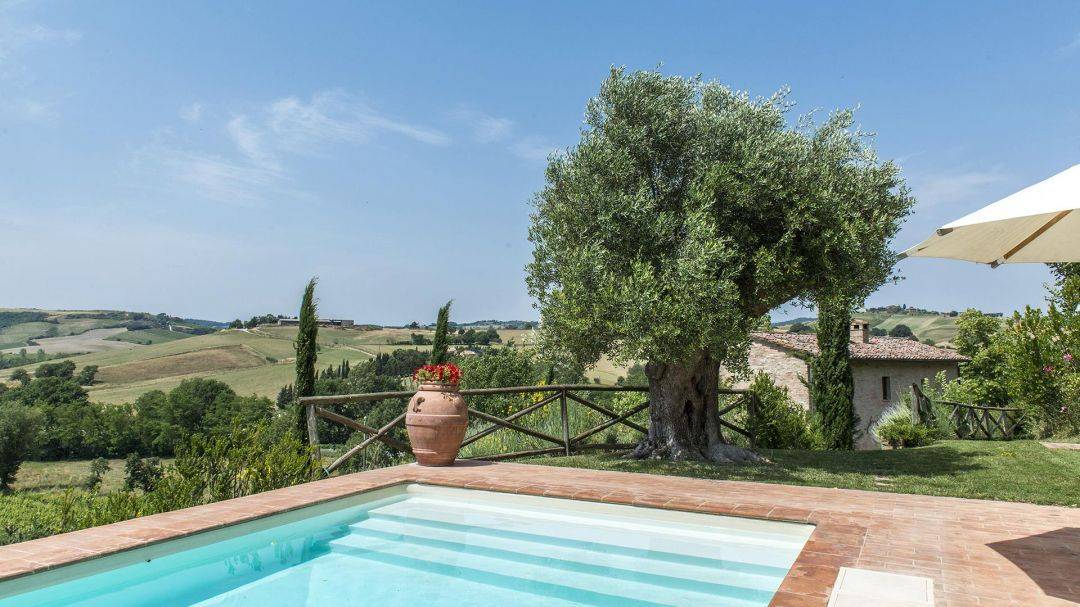 Prestigious real estate property for sale in Montepulciano consisting of an old farmhouse, swimming pool and garden. The villa is 2 km from Montepulciano
