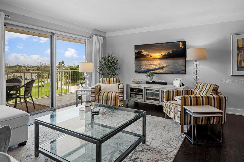 This unit is offered fully furninshed, turn key living at Islander Club makes it weasy to settle in and start enjoying Paradise.