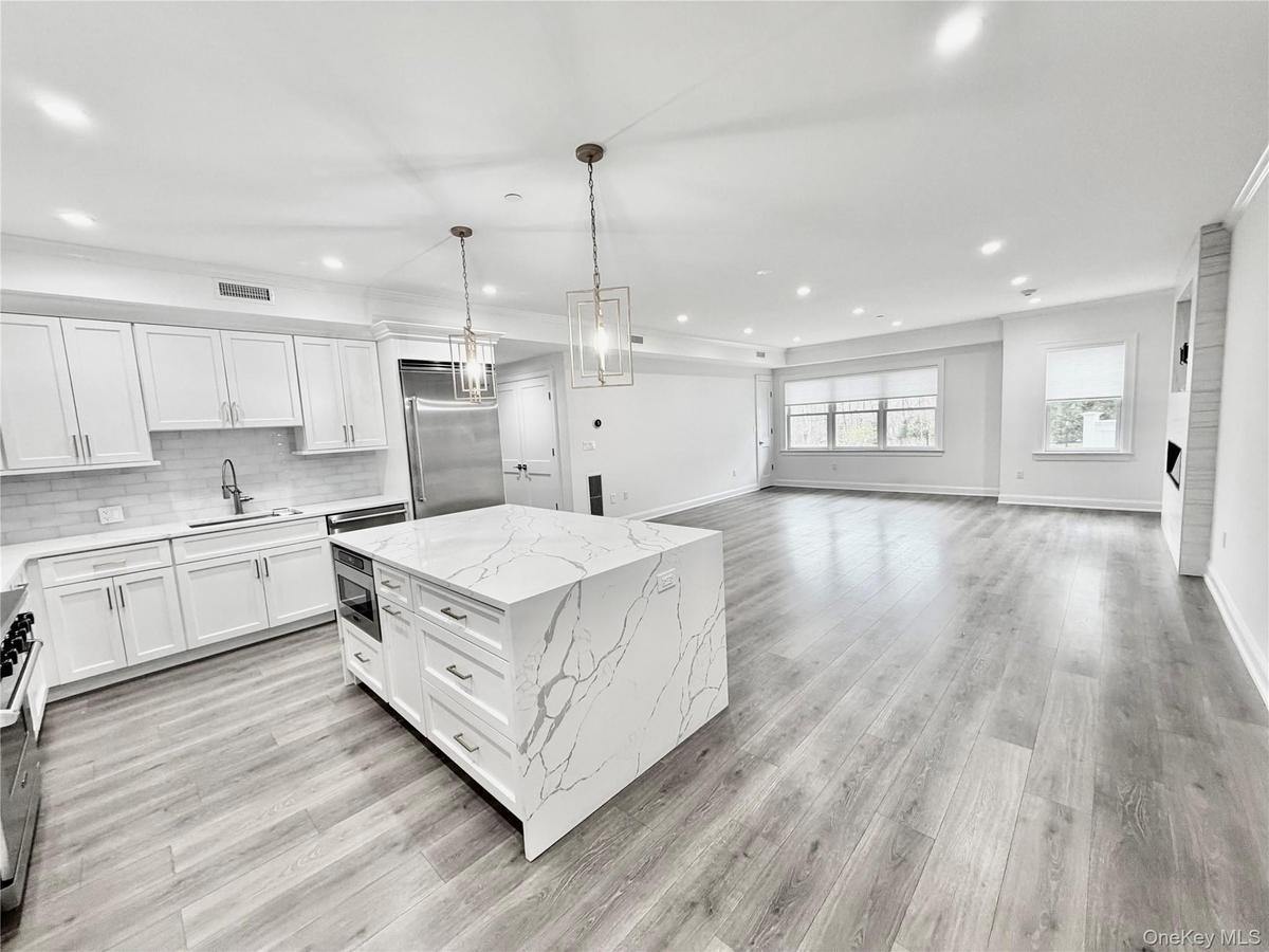 585 MAIN STREET, ARMONK, NY 1A SLEEK, OPEN CONCEPT KITCHEN WITH CENTER ISLAND AND PROFESSIONAL VIKING APPLINACES