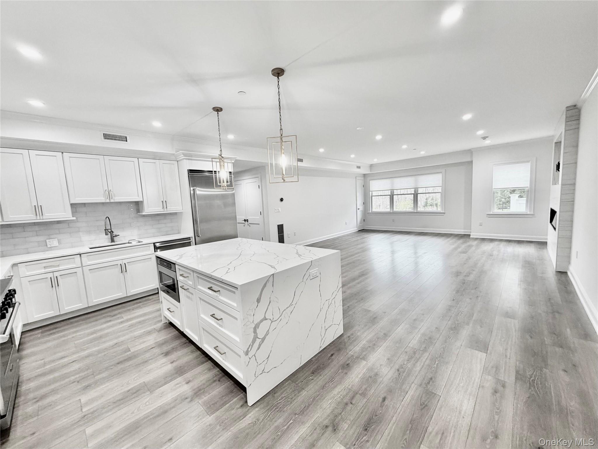 585 MAIN STREET, ARMONK, NY 1A SLEEK, OPEN CONCEPT KITCHEN WITH CENTER ISLAND AND PROFESSIONAL VIKING APPLINACES