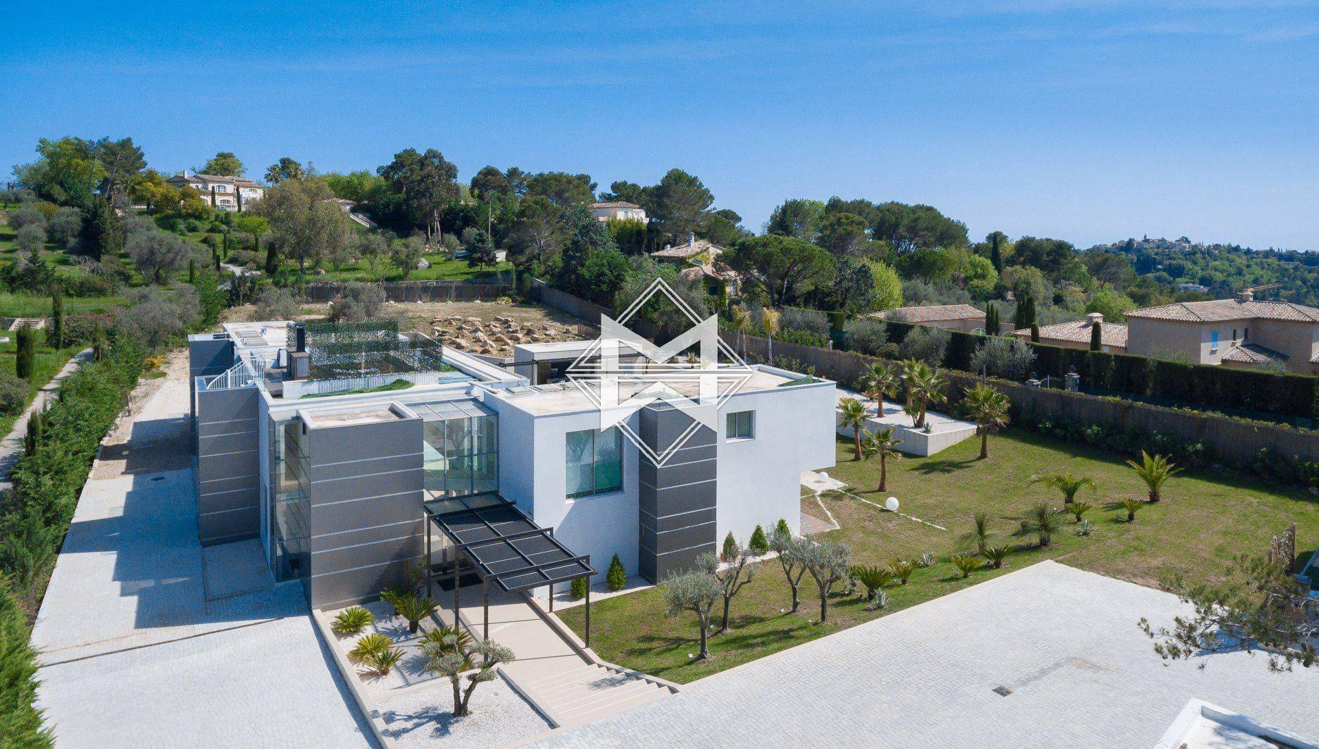 MOUGINS - Spacious contemporary villa