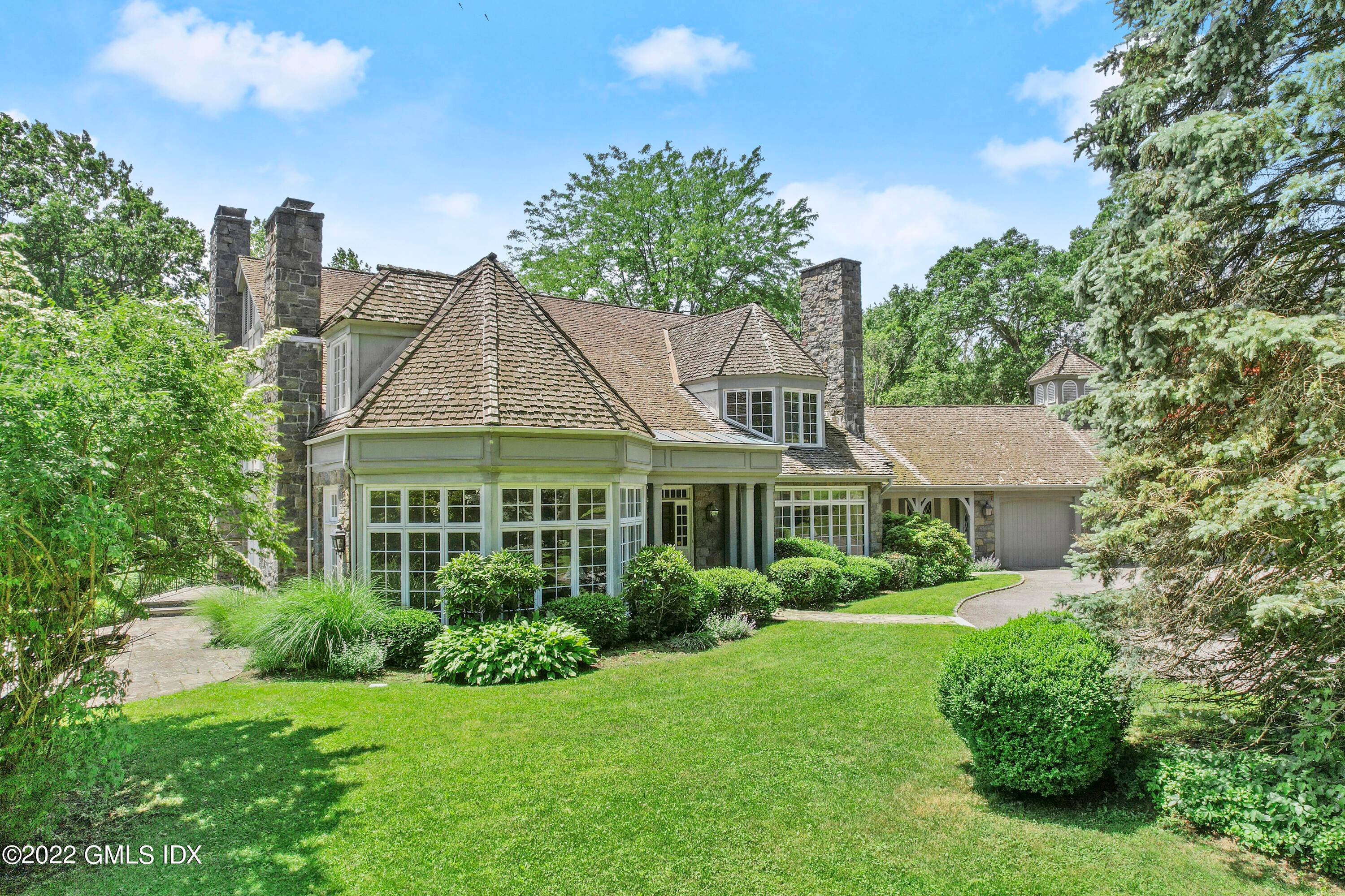 Nestled at the end of a peaceful country cul de sac, this understated yet elegant shingle style beauty has it all, offering the ultimate in privacy with great flow and ...