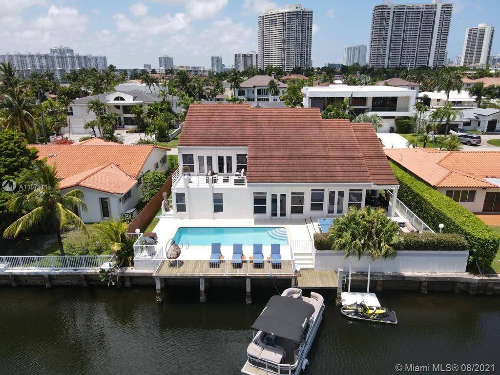 A Boaters dream ! ! Beautiful single family home in Eastern Shores Waterfront with yacht dockage 80' of deep water frontage.