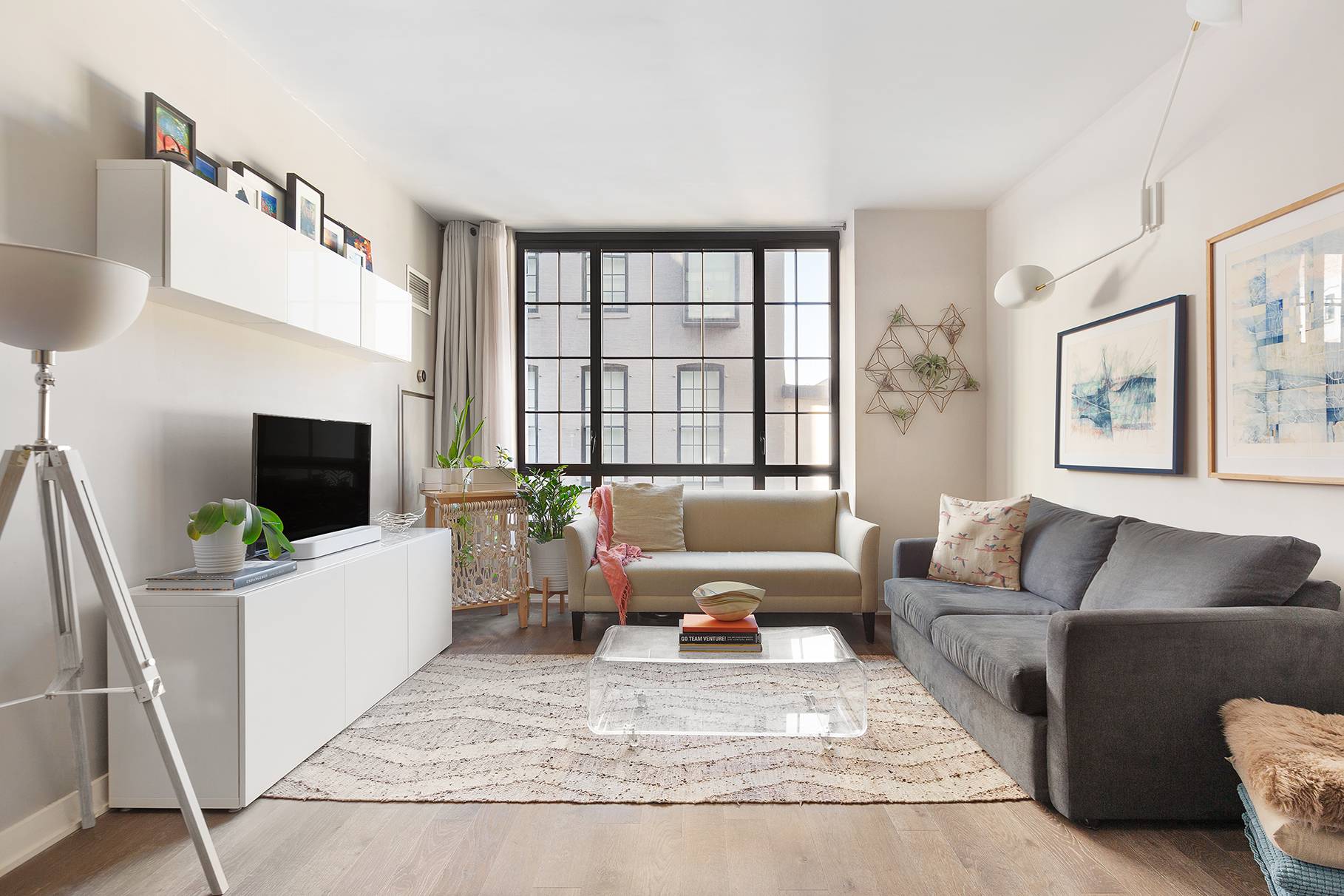 AVAILABLE FURNISHED AND UNFURNISHED Ideally located on a cobblestone street in the heart of Dumbo is 205 Water Street.