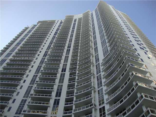 1bed 1. 5bath at Carbonell Brickell Key.