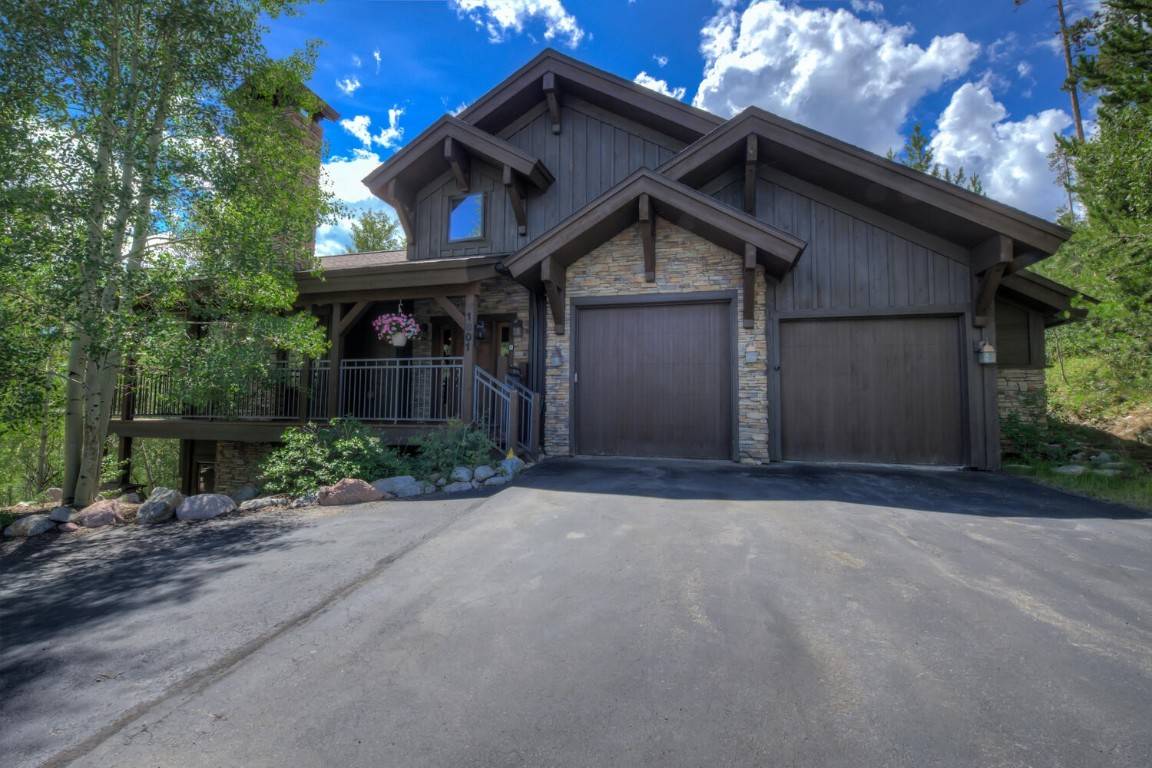At the end of a quiet street and nestled in an aspen grove, this fabulous home features the perfect floorplan !