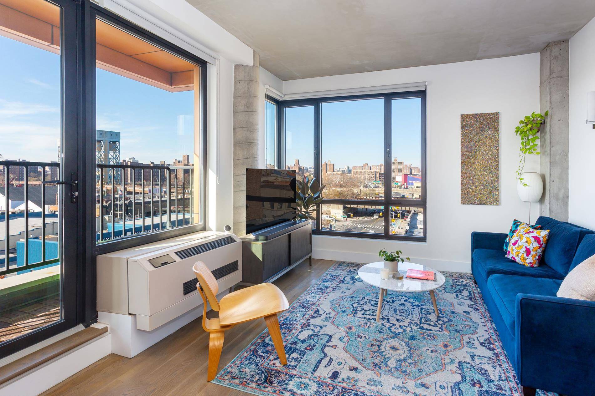 This well laid out 1 bedroom home has an industrial loft feel and is complete with exposed concrete, tall ceilings, floor to ceiling windows and Midtown Manhattan views.
