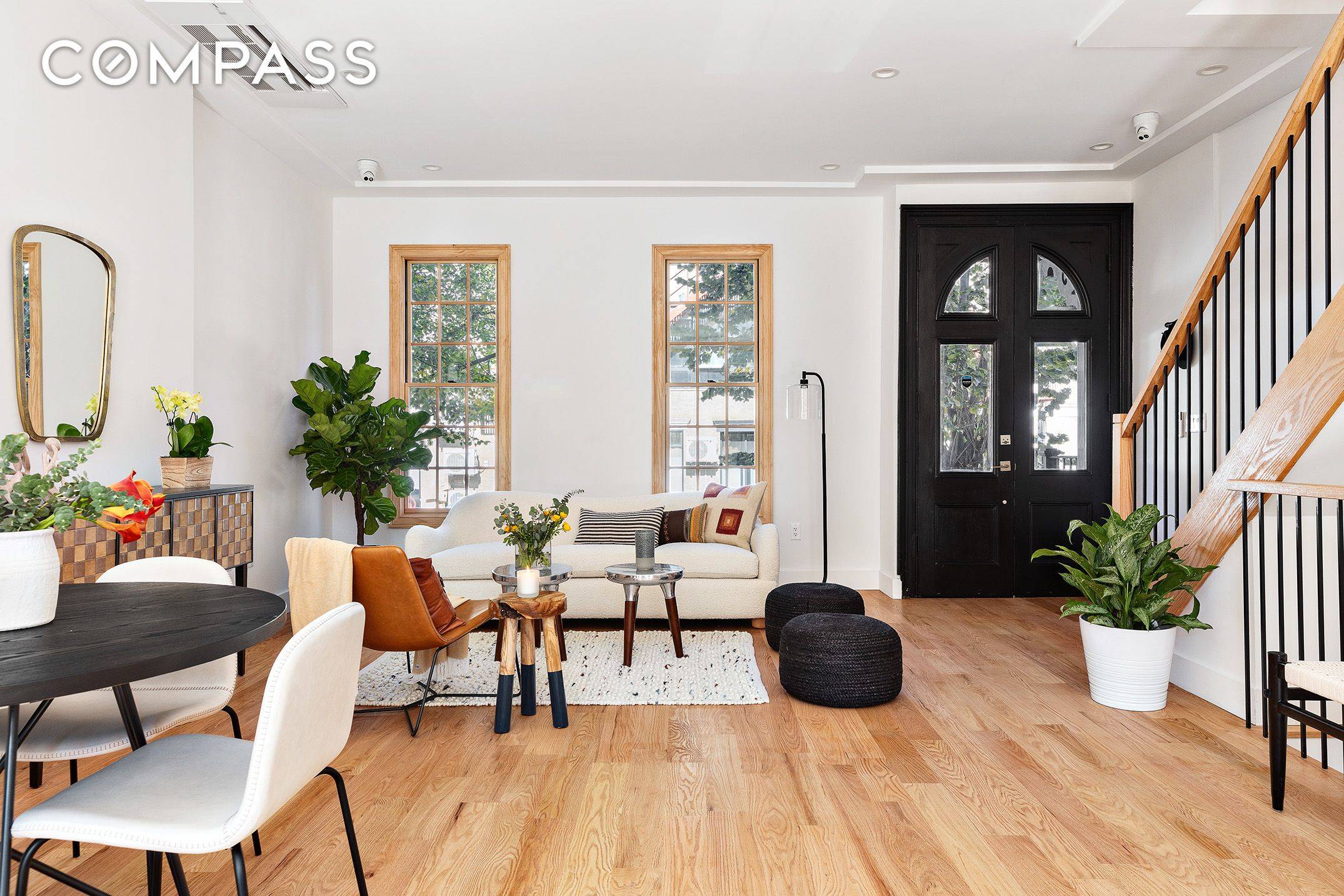 IMMACULATELY RENOVATED TOWNHOUSE IN PRIME WILLIAMSBURG Located at the heart of Brooklyn s coveted Williamsburg neighborhood, 184 Powers Street is a comprehensively reimagined townhome that celebrates indoor outdoor living.