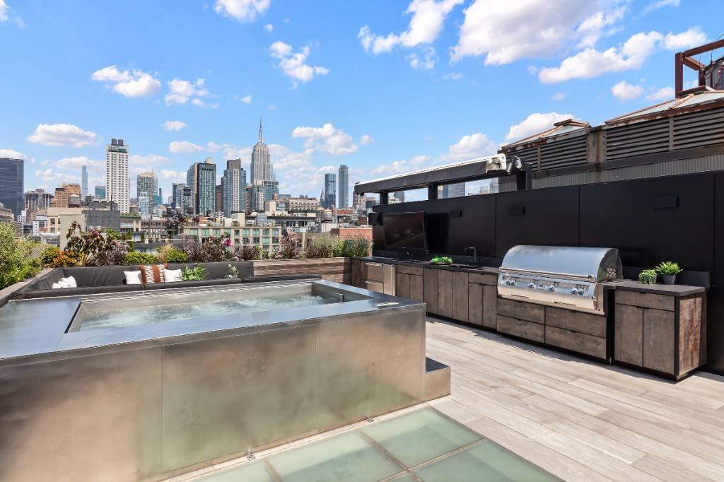 Dreaming of Otherworldly Rooftop Space ?