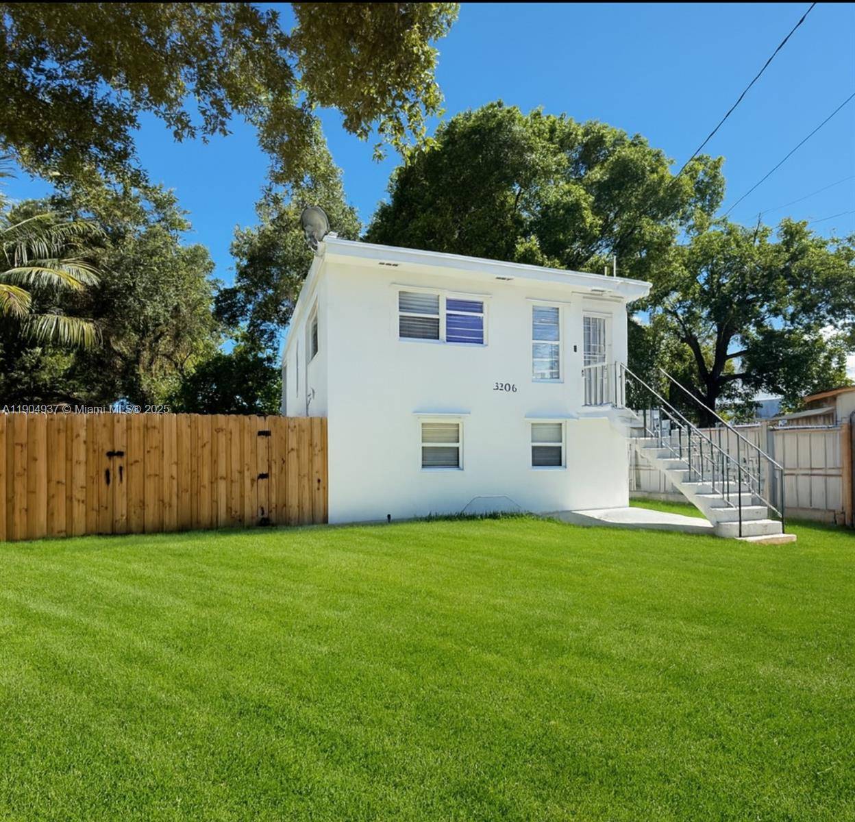 Investor Opportunity ! Exceptional duplex for sale located just minutes from Miami International Airport and the heart of Hialeah !