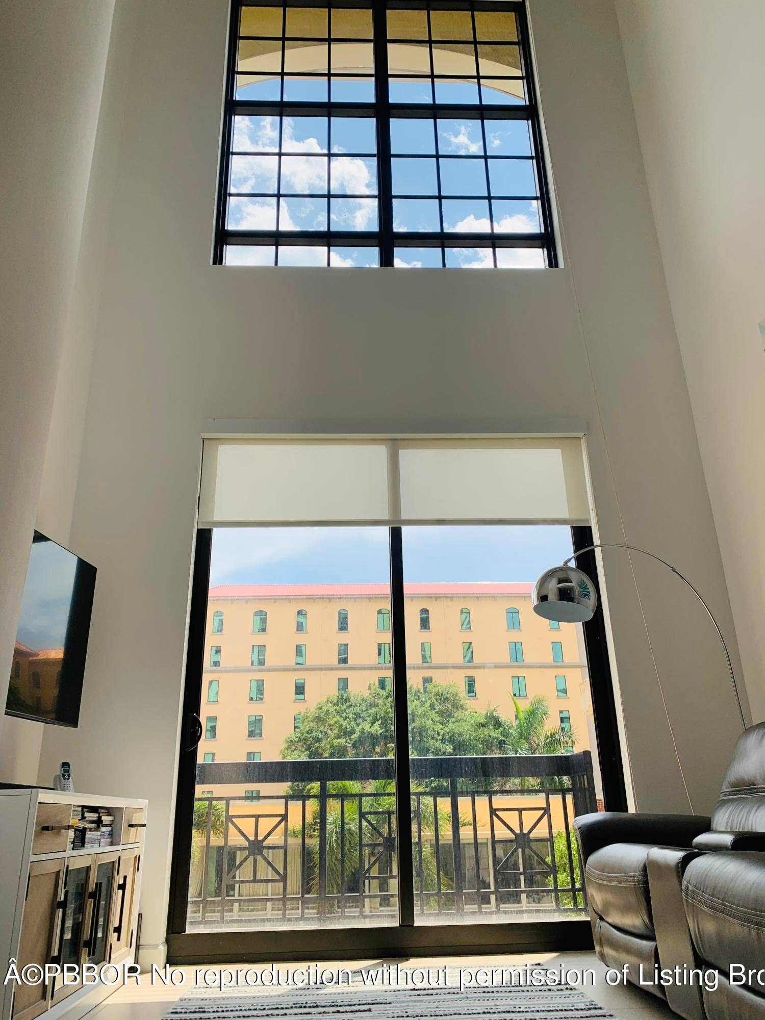 Can you imagine waking up everyday in your own elegant, downtown loft ; enjoying your mornings watching the sun rise over the rooftop pool while having coffee or a mimosa ...