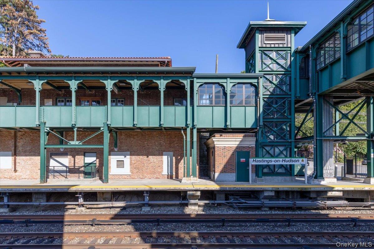 onvenient proximity to the local Metro-North station ensures a stress-free, highly scenic commute directly along the Hudson into Manhattan.