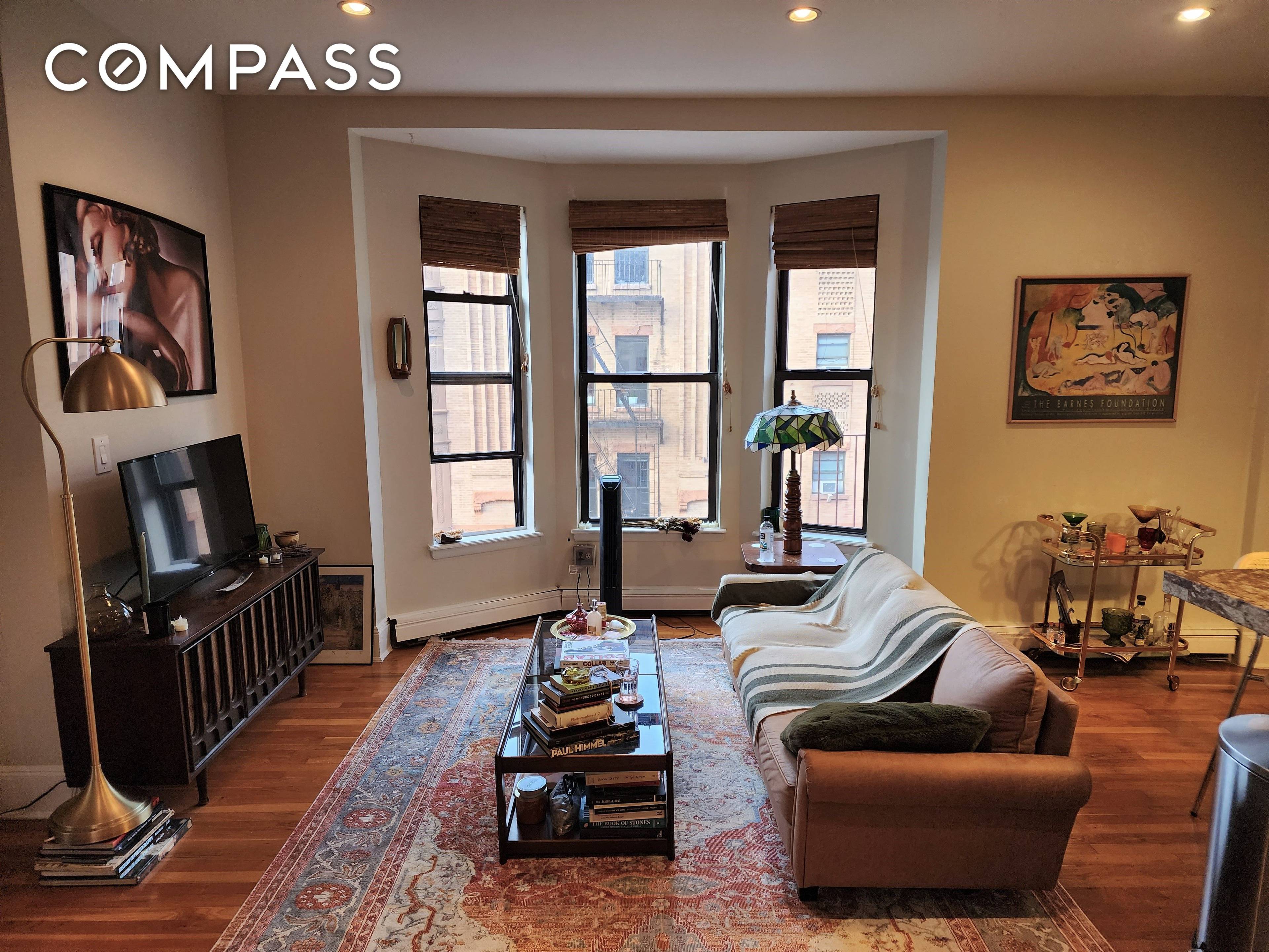 Location Location ! This sunny condo rental is ideally located on the corner of 15th Street and 7th Avenue.