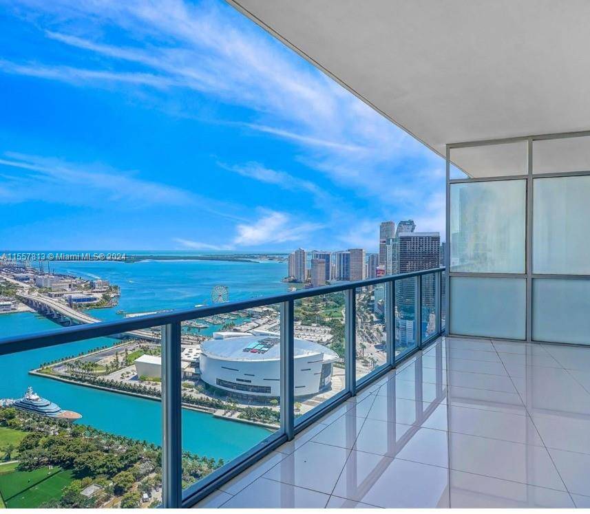 Stunning, Spacious Bright unit with Panoramic City, Bay Ocean Views.