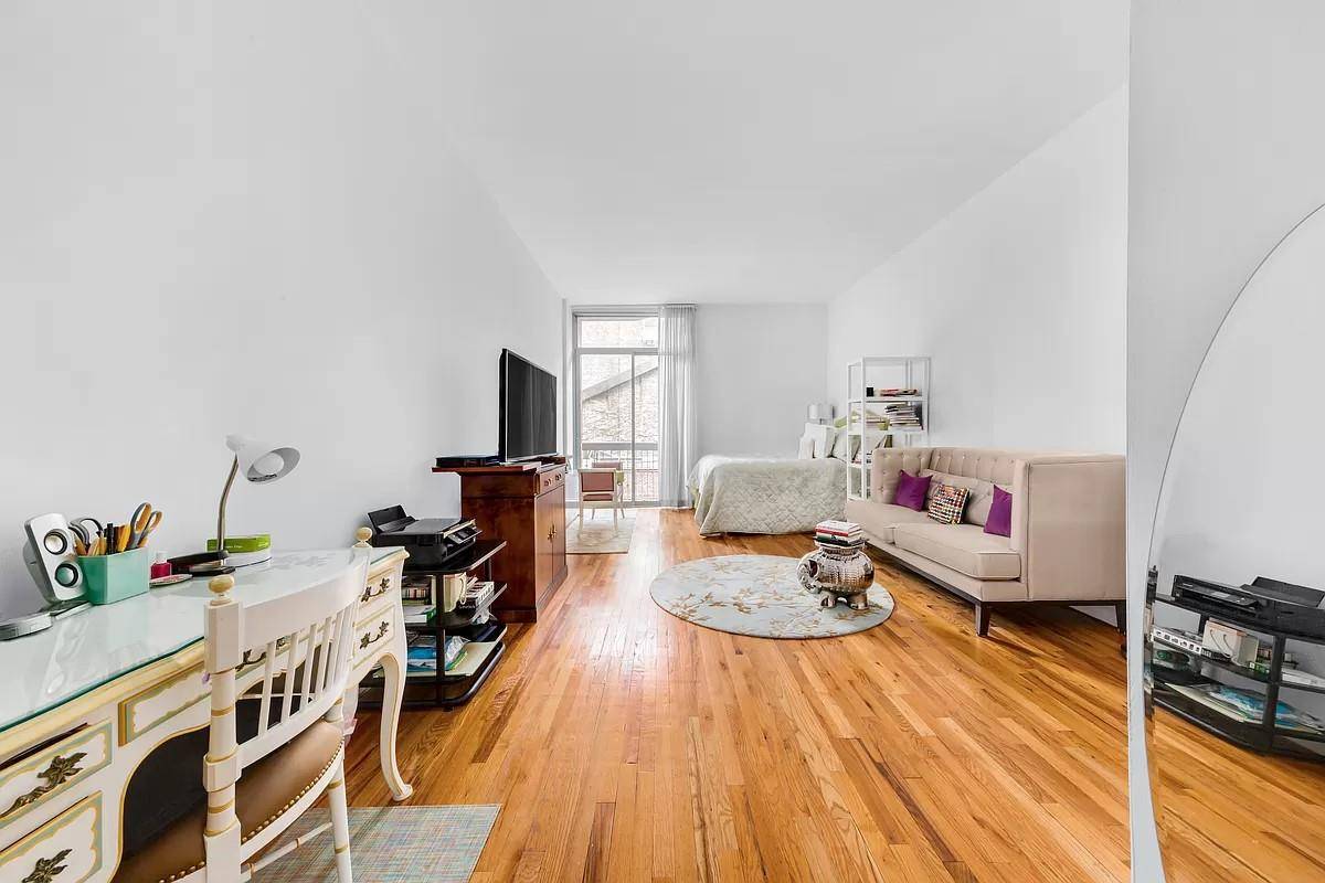 July Move In Located in one of the most vibrant areas of Greenwich Village, this sought after full service condominium is unrivaled.