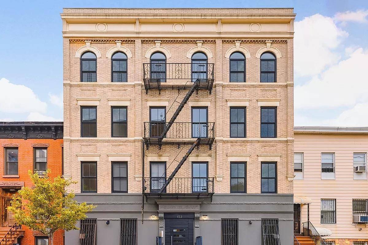 Luxurious 2 Bedroom Furnished Rental in the Heart of Stuyvesant Heights, BrooklynNestled in the vibrant and historic neighborhood of Stuyvesant Heights, Brooklyn, this meticulously furnished 2 bedroom apartment offers an ...