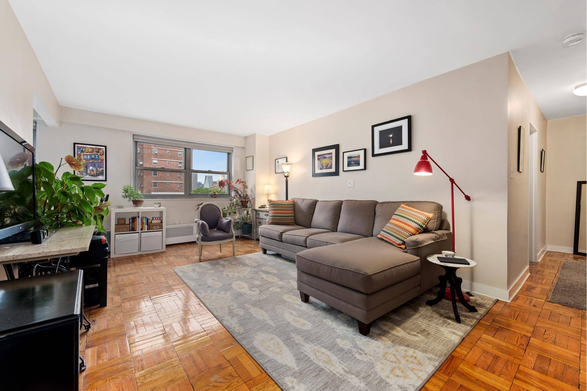 This updated one bedroom on a high floor in Downtown Brooklyn faces west and gets great afternoon light !