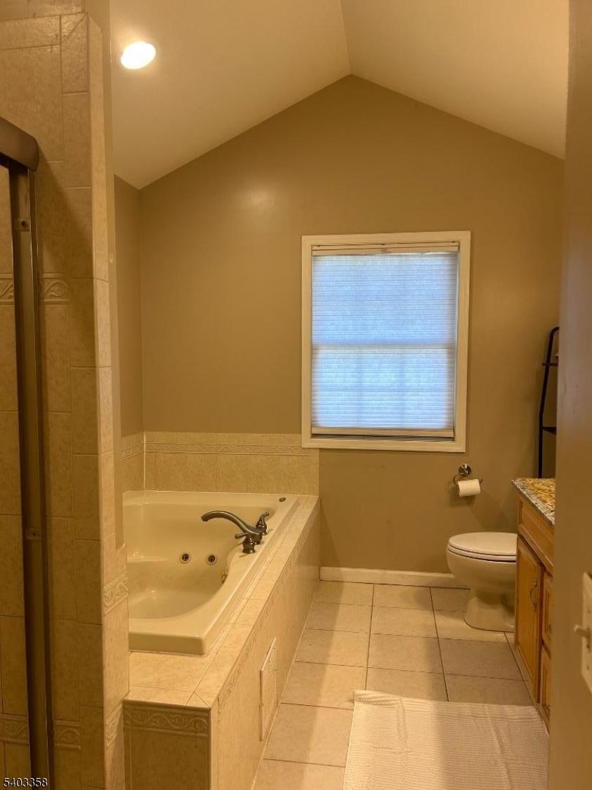 Ensuite w/shower and jacuzzi