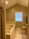Ensuite w/shower and jacuzzi