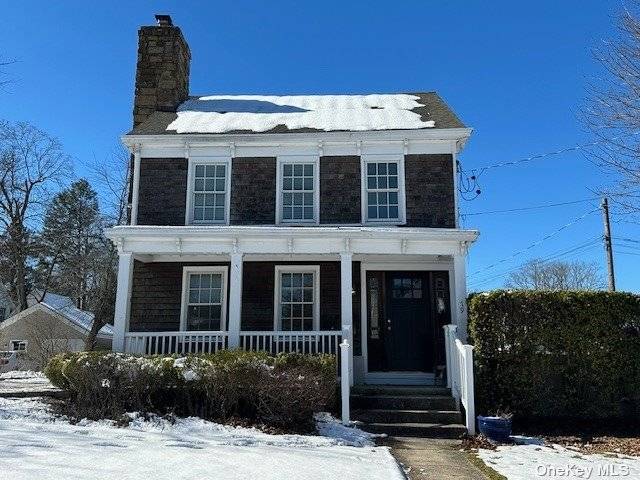 Charming Colonial in the Heart of Huntington Village !