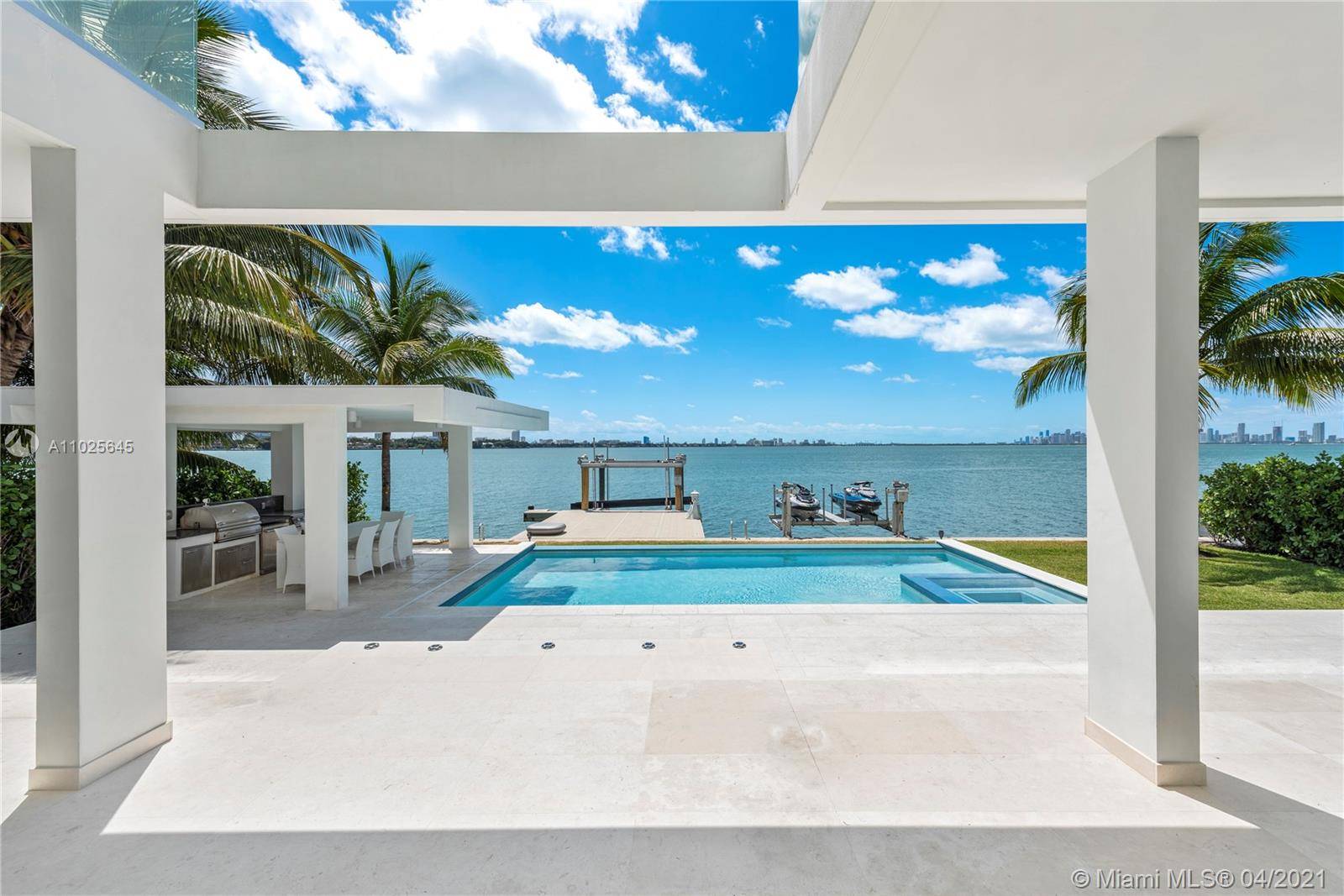 Enjoy unobstructed breathtaking views of Biscayne Bay and Downtown Miami skyline !