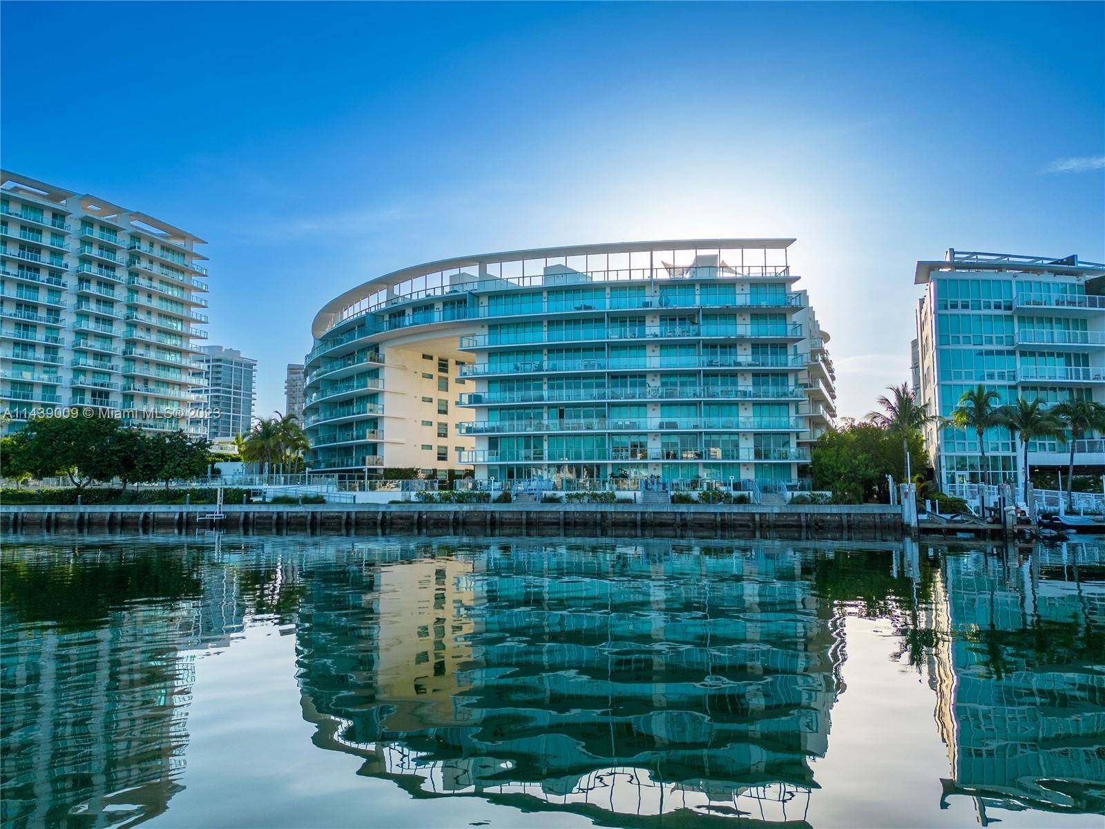 AMAZING 2BEDS 2BATHS WATER FORNT CORNER UNIT WITH STUNNING UNOBSTRUCTED VIEWS OF THE INTRACOASTAL, BAY AND MIAMI SKYLINE IN LUXURY BOUTIQUE CONDO.