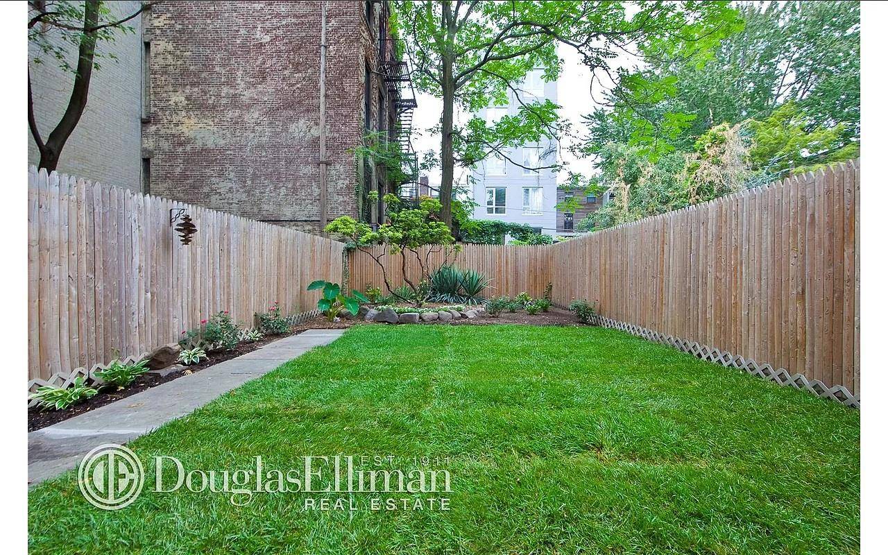 A spectacular private garden with PATIO, meticulously cared for by the outgoing renters.