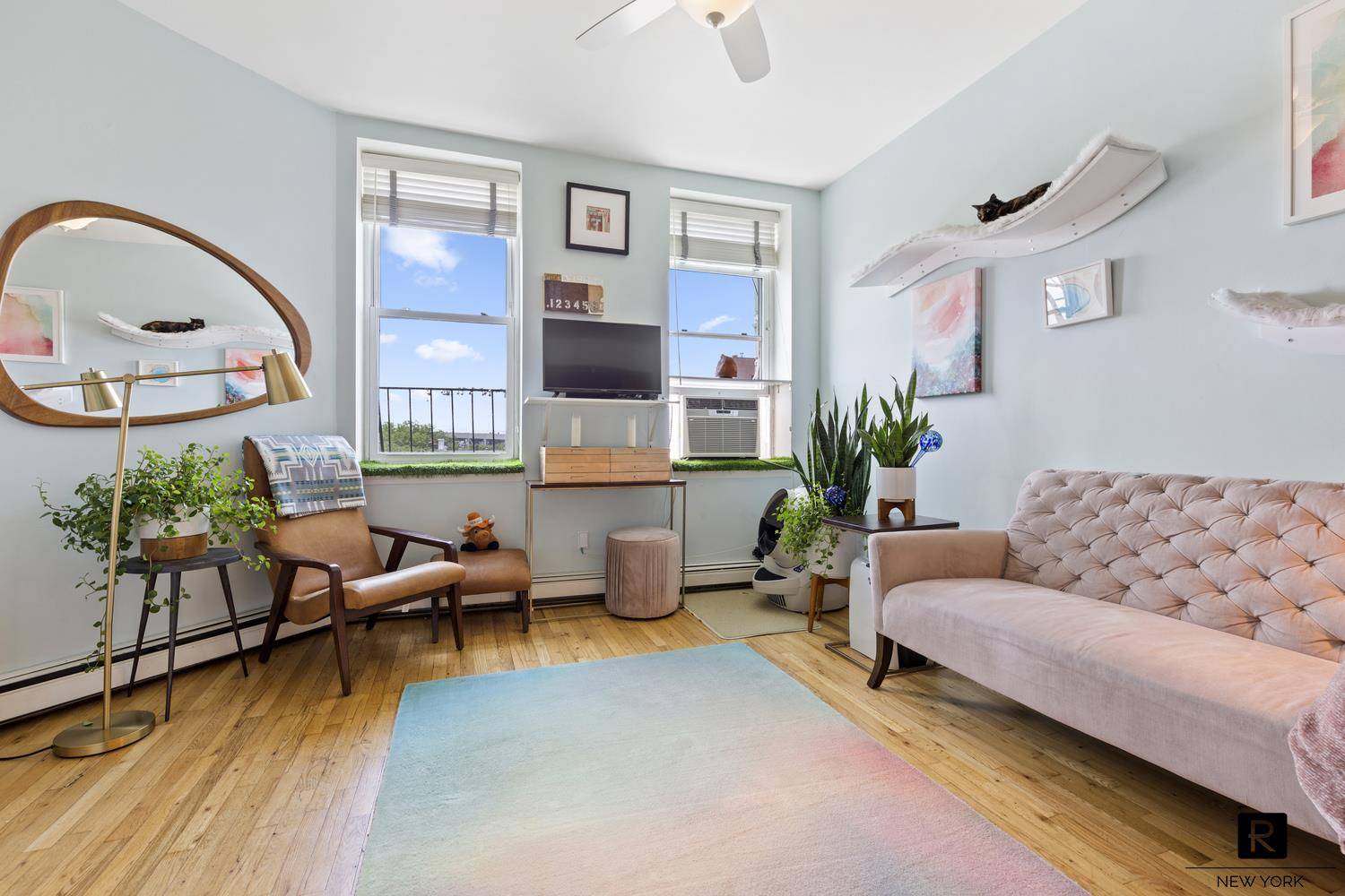 This spacious and bright studio is located on one of the premier blocks in Carroll Gardens, close to the best restaurants and shopping as well as the subway a 1 ...