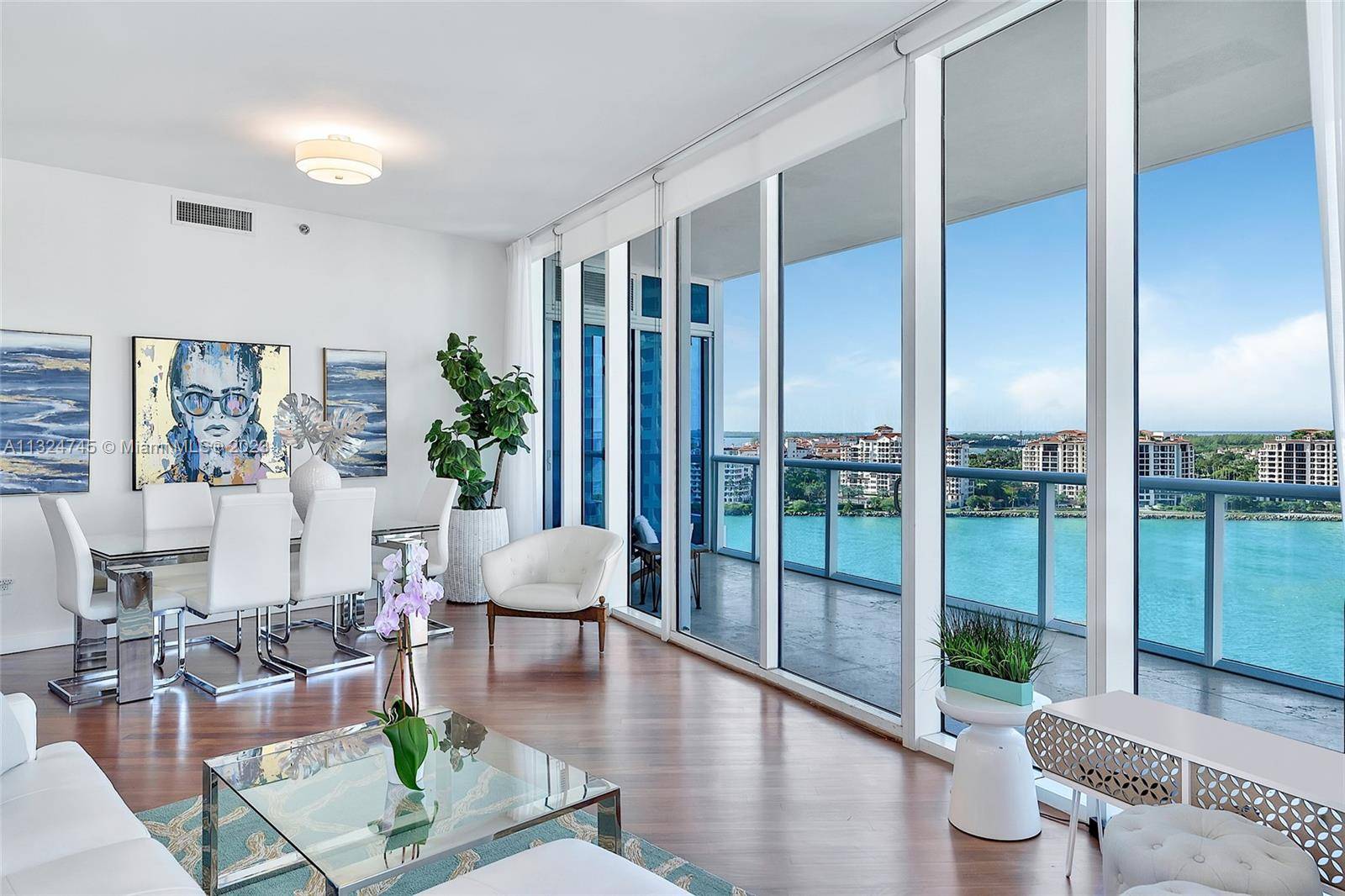 With limited inventory at the Continuum South Tower, this beautiful 2 bed 2 1 2 bath is a must see, as it's the only apt currently trading under 5 million.