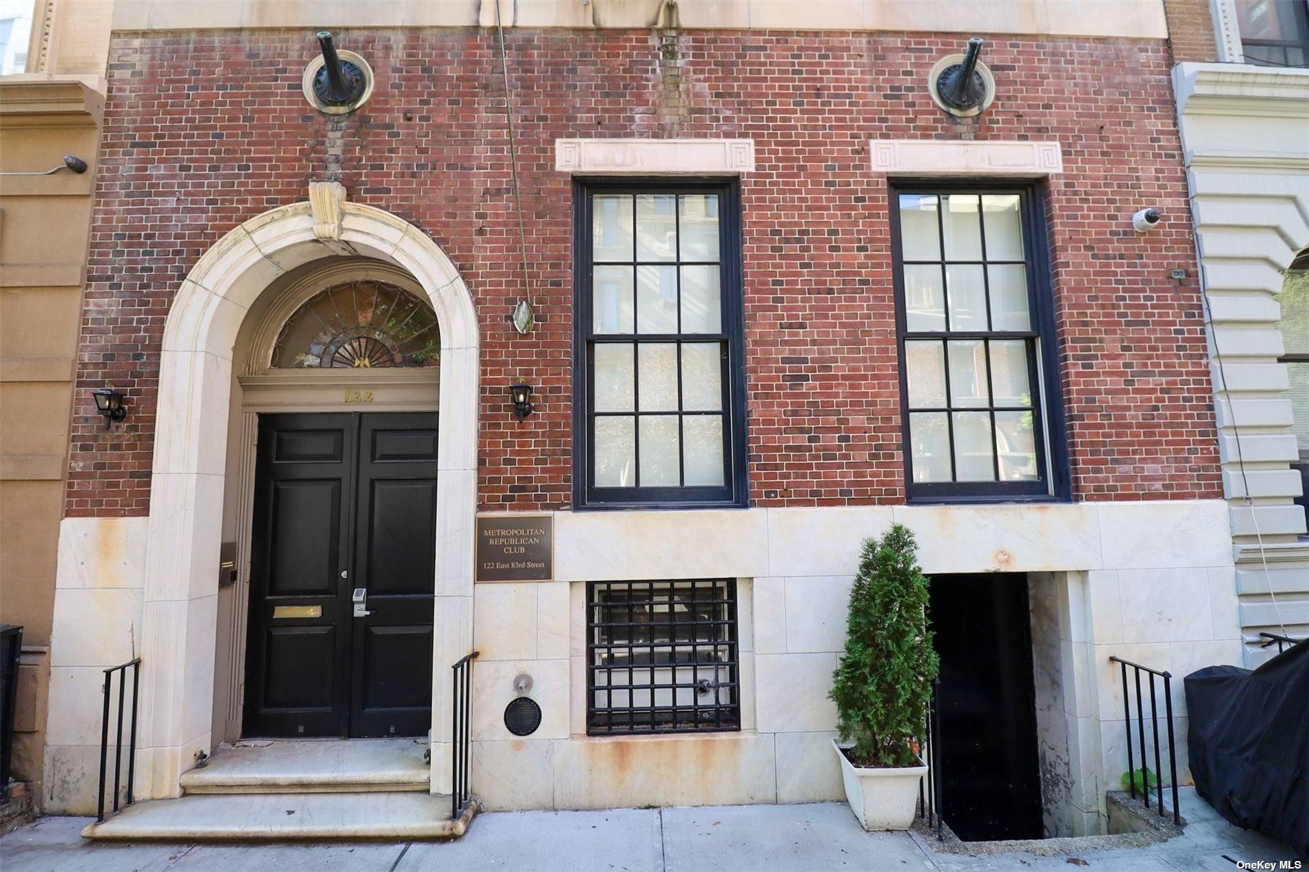Situated a mere three blocks away from Central Park, nestled off Park Avenue in the vibrant heart of the Upper East Side, this commercial lease on the second floor presents ...