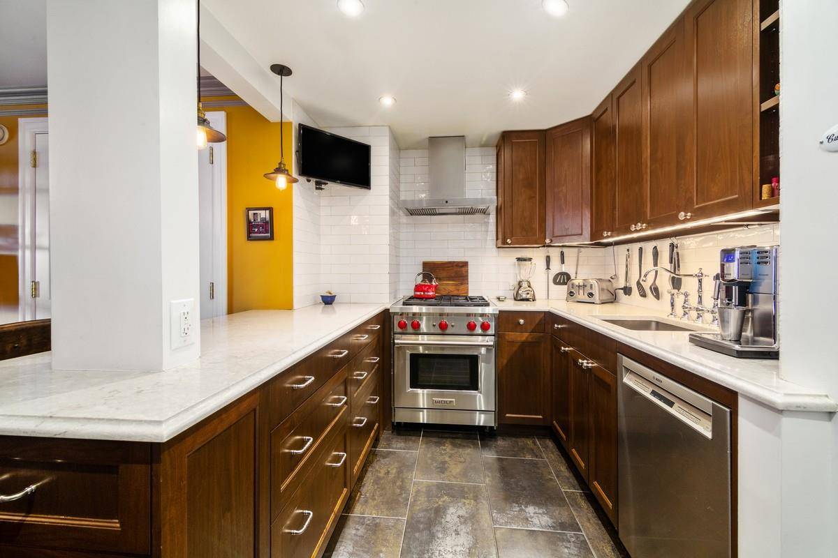Move in ready ! This is a fully renovated and sun filled split two bedroom, two bathroom unit with a bonus flexible room, stunning open chef's kitchen, incredibly spacious living ...