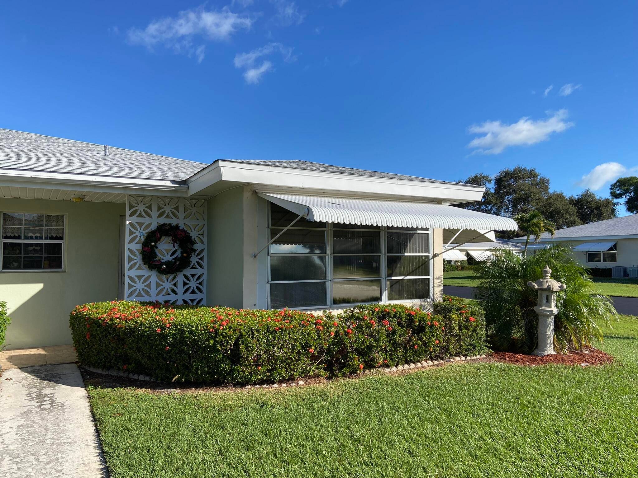 This updated 2 Bed, 2 Bath End Unit in the beautiful High Point 55 Community in Fort Pierce boasts natural light throughout !