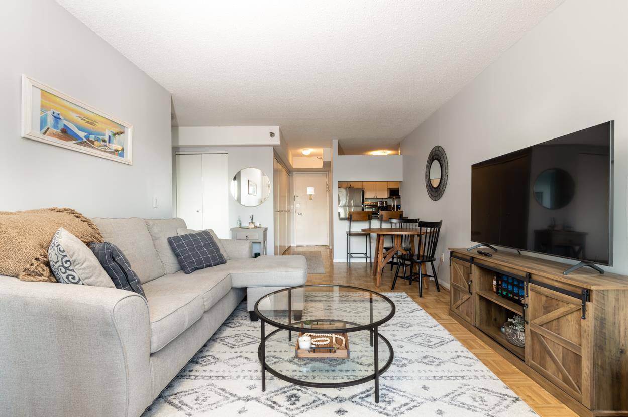 High rise Luxury 1 Bedroom for Rent in LIC Available Immediately This south facing one bedroom apartment is on the 12th floor with bright southern sun.