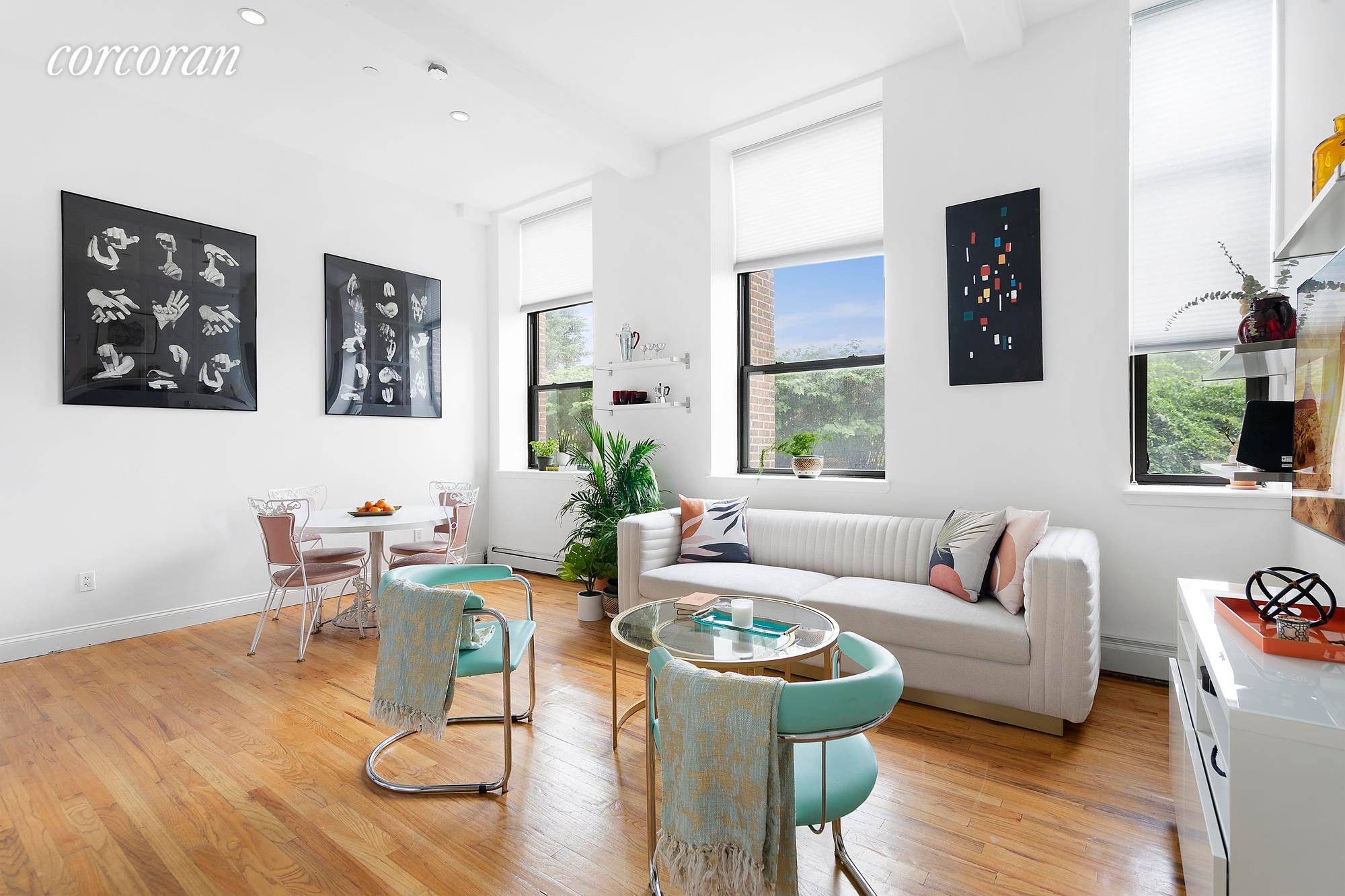 Gorgeous 2Bed 2 Bath Loft condo with deeded parking in Glendale, moments away from so many classic businesses as well as the burgeoning creative energy of the Ridgewood revival !