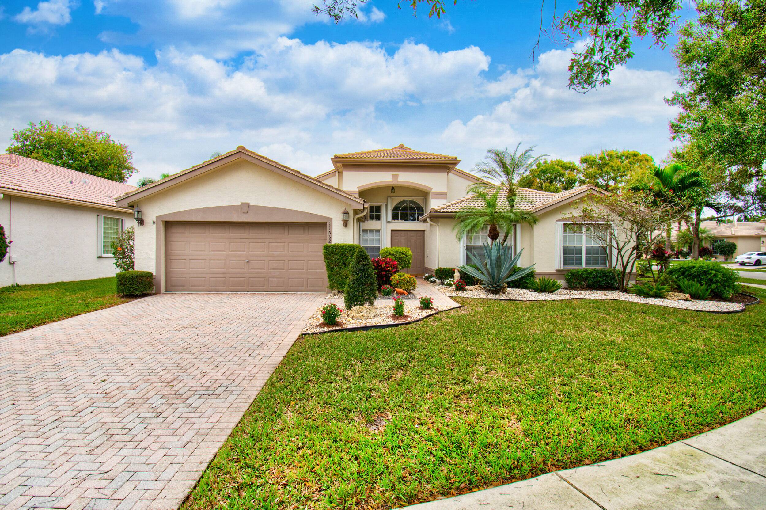 MOTIVATED SELLERS ! LOWEST PRICED Grenada model home located in the prestigious gated community of Valencia Lakes.