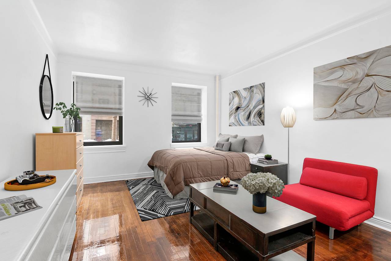 33 East 22nd Street offers the rare opportunity to live in a beautiful co op building on the same street as the famous Flatiron Building.