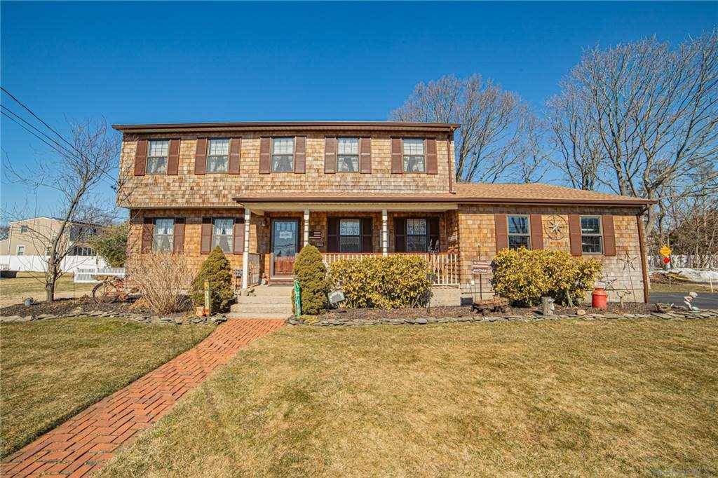 Lovely Colonial in West Babylon, Sits On Corner Property amp ; Quiet Dead End Street Beautiful Hardwood Floors amp ; Stunning Woodwork Through out, Living Room W Fireplace, Huge Family ...