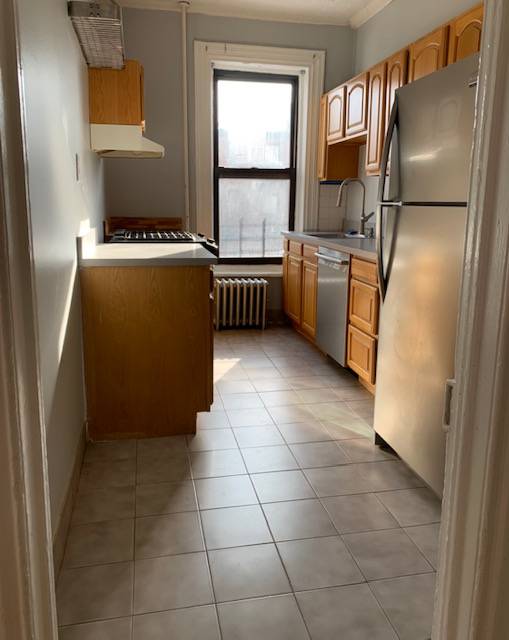One Month Free ! New Massive three bedroom convertible 4 bedroom, one bathroom apartment with high ceilings and tons of natural light in a beautiful Prime Carroll Gardens Brownstone.