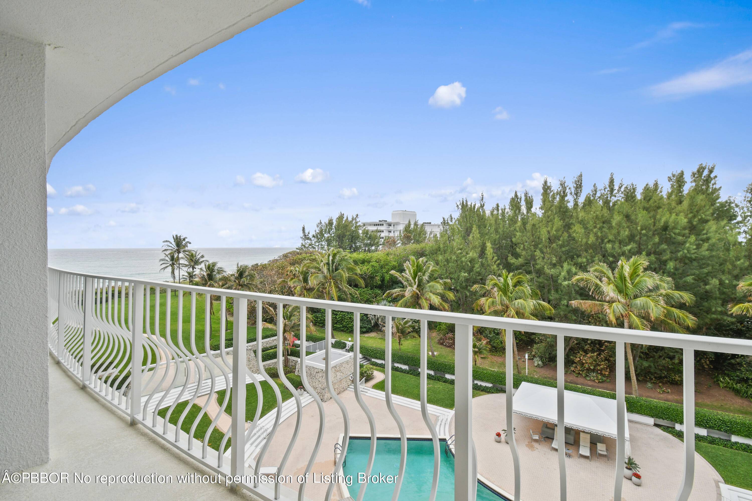 This apartment features beautiful views of the ocean, its owned green space across is breathtakingly beautiful.