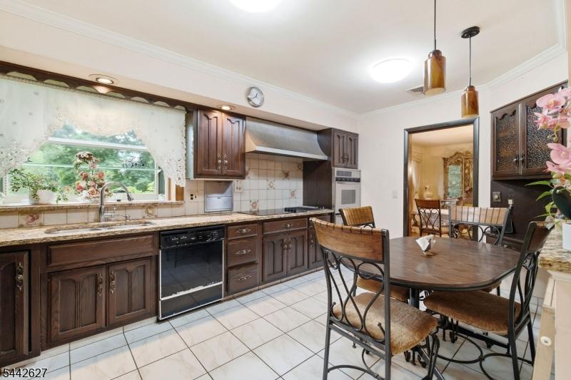 Eat-in-Kitchen