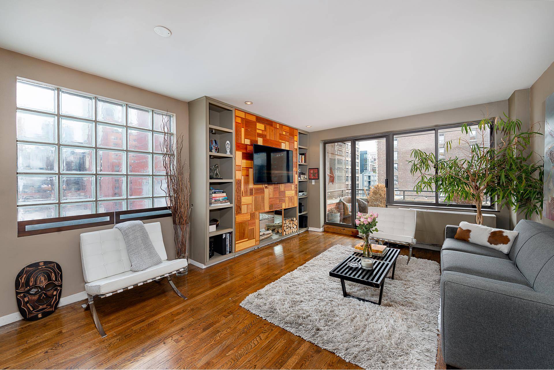 Prime Chelsea with sought after, unobstructed, spacious private outdoor space.
