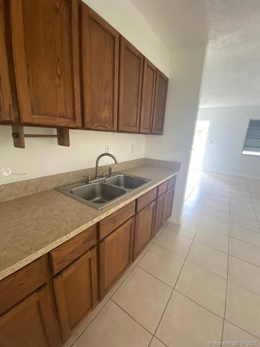 SPACIOUS 2 1 RIGHT IN THE AVENTURA HIGHLAND LAKES AREA !