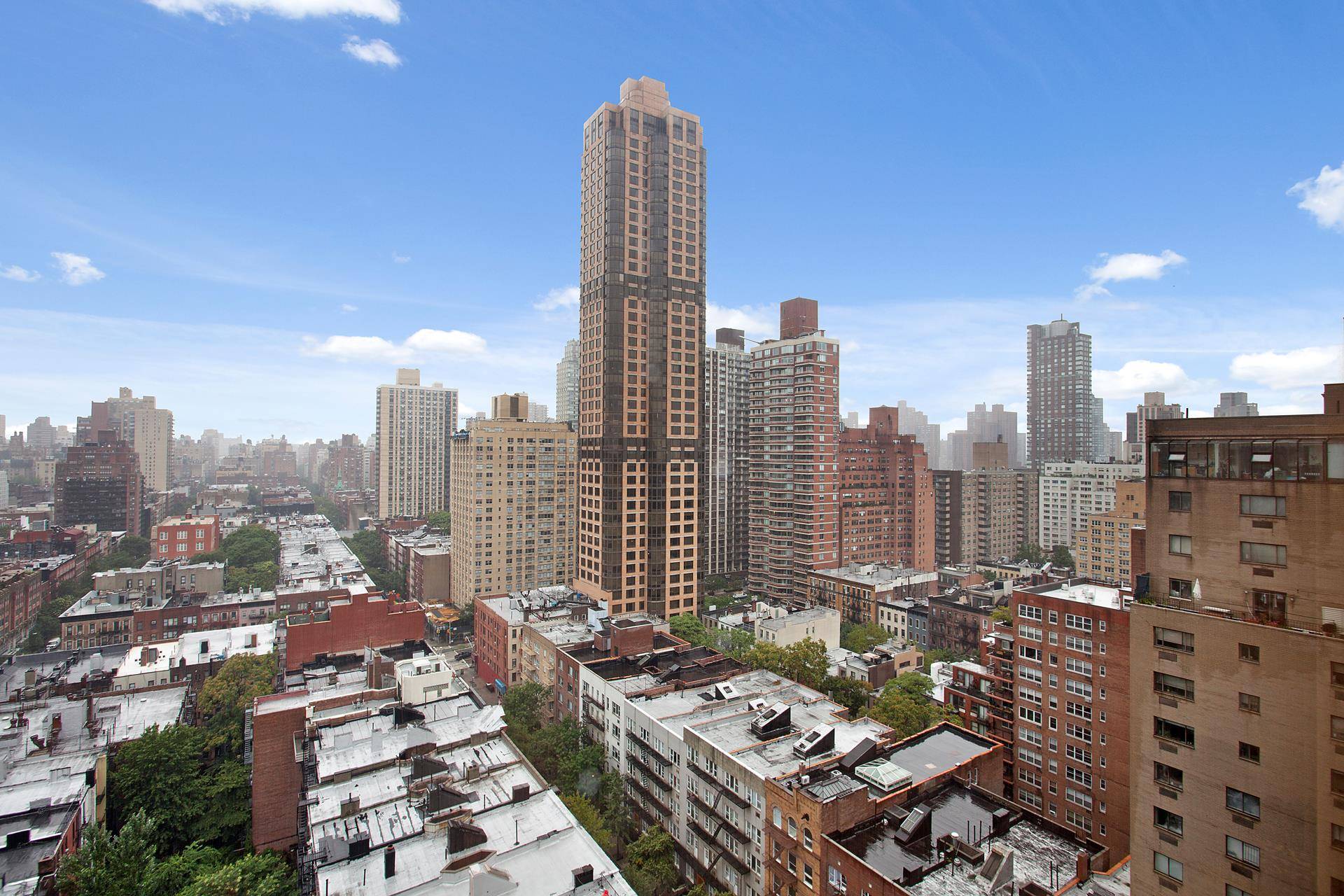 The Cielo Condominium makes both a striking statement of luxury and a perfect home on the Upper East Side with great space, light, views and finishes.