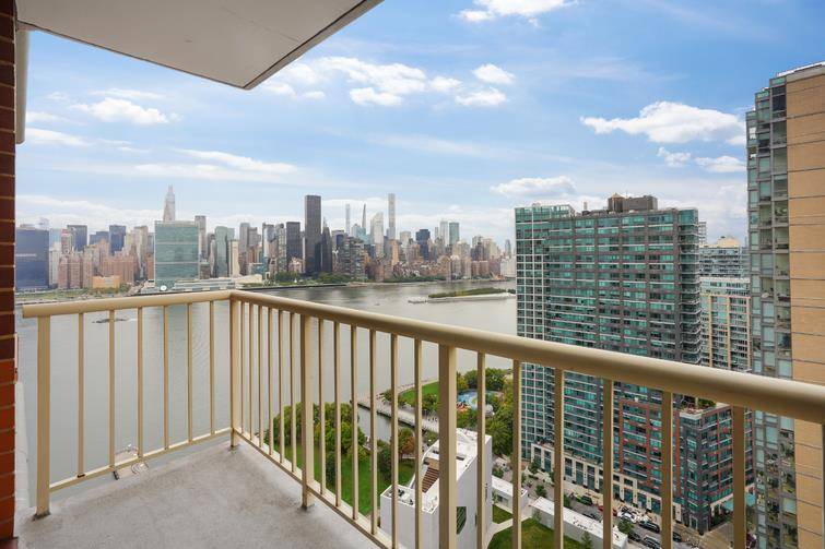 Citylights 29B Convertible 3 Bedroom3 Bedroom 2 Bath with Direct City And River ViewsWelcome to LIC !
