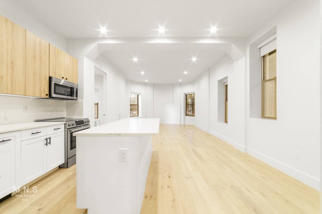 This bright, 2. 5 bedroom is located right on Riverside Drive overlooking Riverside Park and only a few blocks from the 1 and 2 train at 86th street.