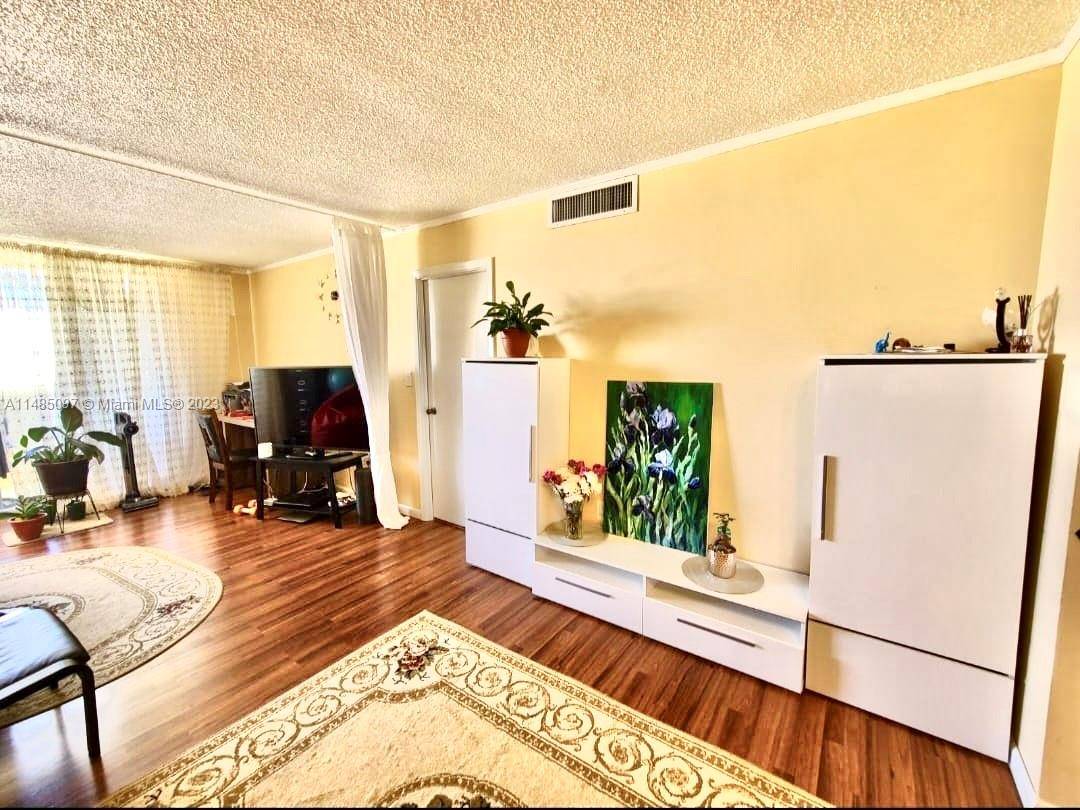 Beautiful apartment in a very desirable building across the street from the ocean.