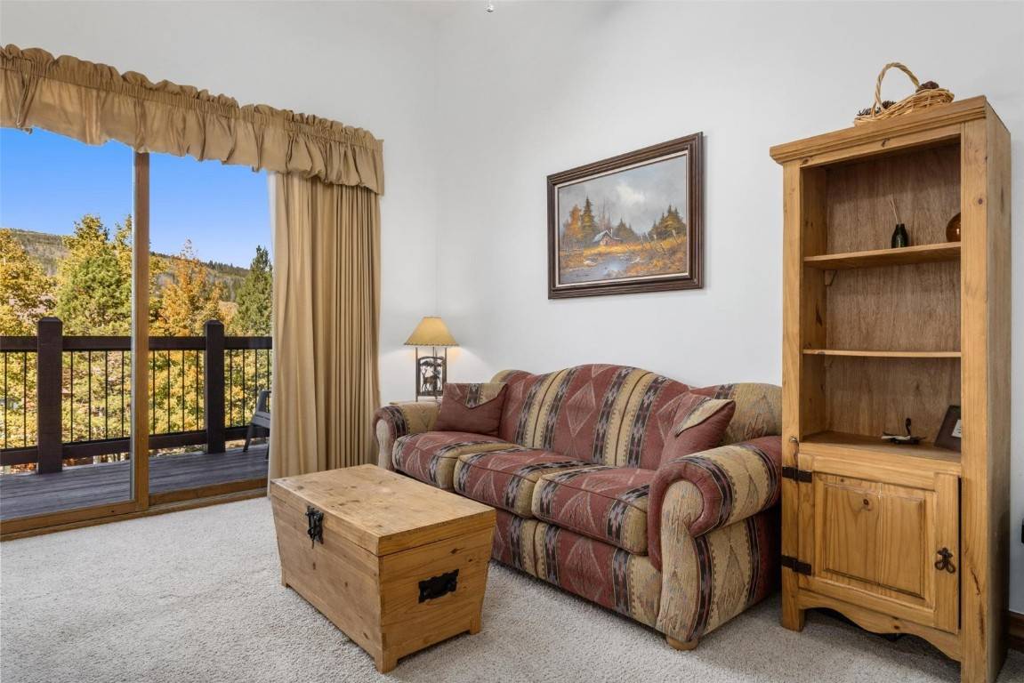 Top floor condo with beautiful mountain and ski slope views !