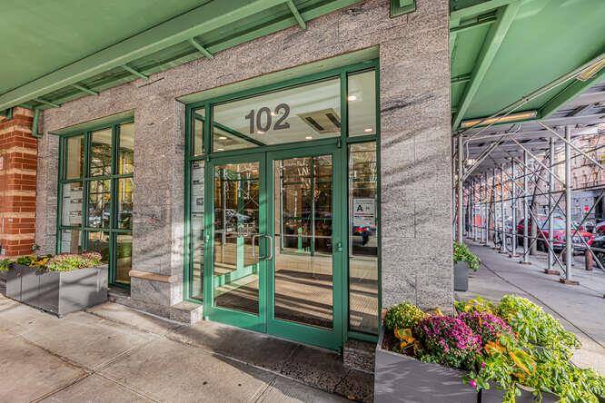 DESCRIPTIONWelcome to the fully renovated coop located in the heart of Harlem.