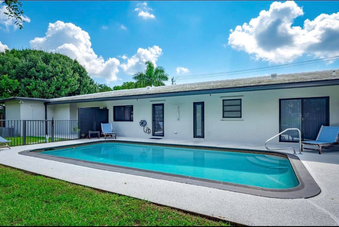 3 BEDROOM 2 FULL BATHROOM 1 CAR GARAGE MODERN BEAUTIFUL DUPLEX COMPLETELY REMODELED IN EAST BOCA RATON within 2 miles of I95 and 1 MILE FROM BEACH !